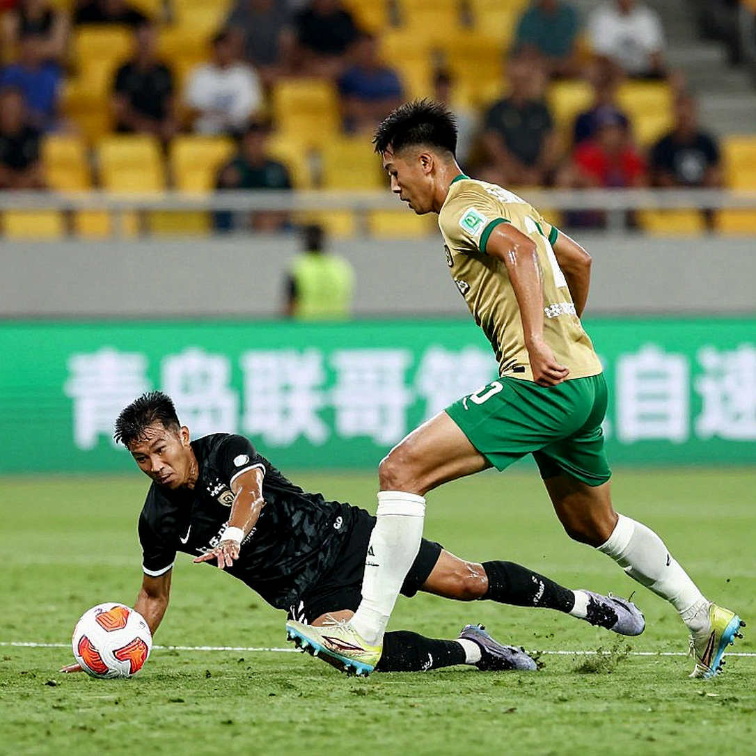 U23 Việt Nam 2-0 Philippines: Chiếc áo đen, khoảng lặng 74 phút và tiếng bóng đập đất