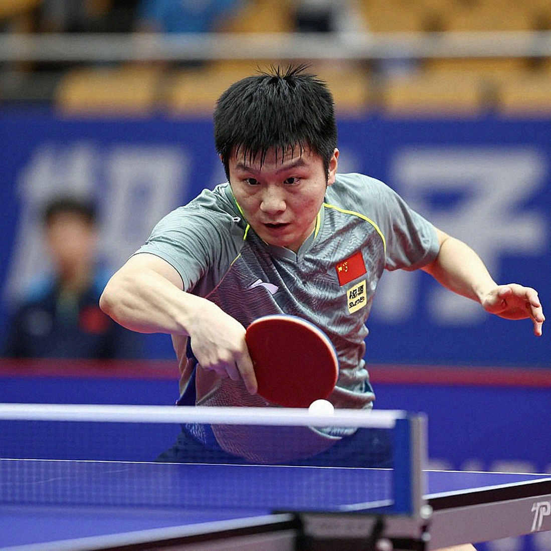 Chiếc áo "Leo Jr" và người cha không thể đọc tên con trên sân cỏ